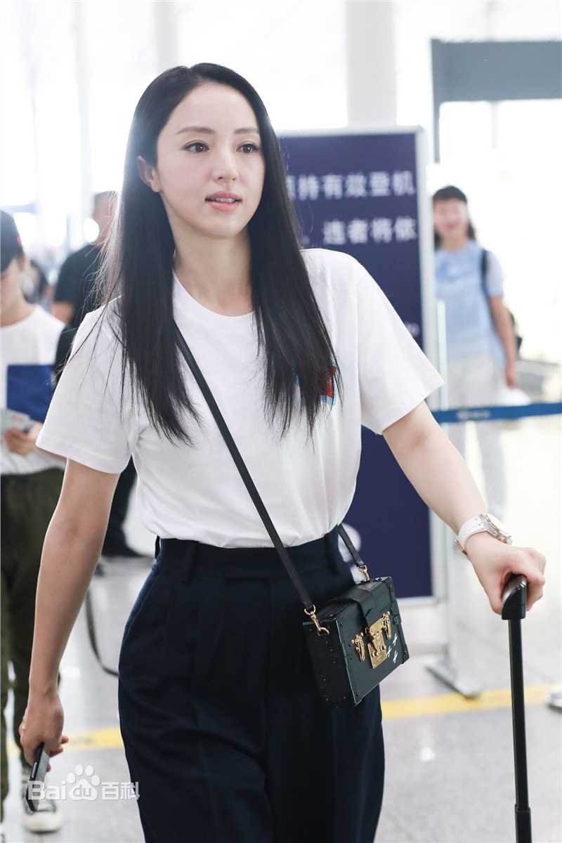 董璇(Dong Xuan)机场街拍性感图片壁纸