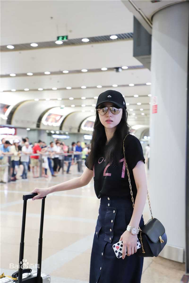 董璇(Dong Xuan)机场街拍性感图片壁纸