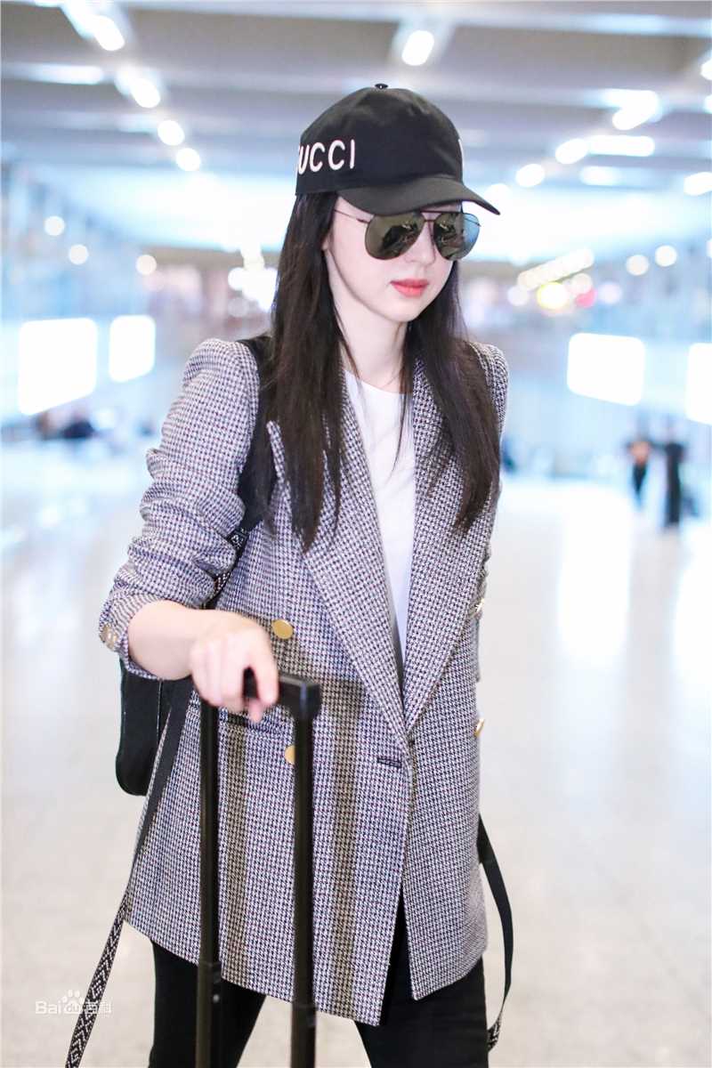 董璇(Dong Xuan)机场街拍性感图片壁纸