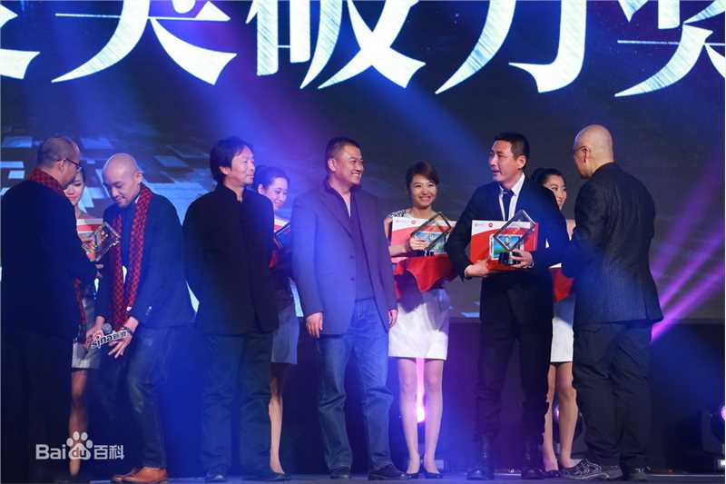 张子健(ZhangZijian)首创董事长刘晓光、著名作家郑渊洁为其颁荣获微博年度突破力奖图册