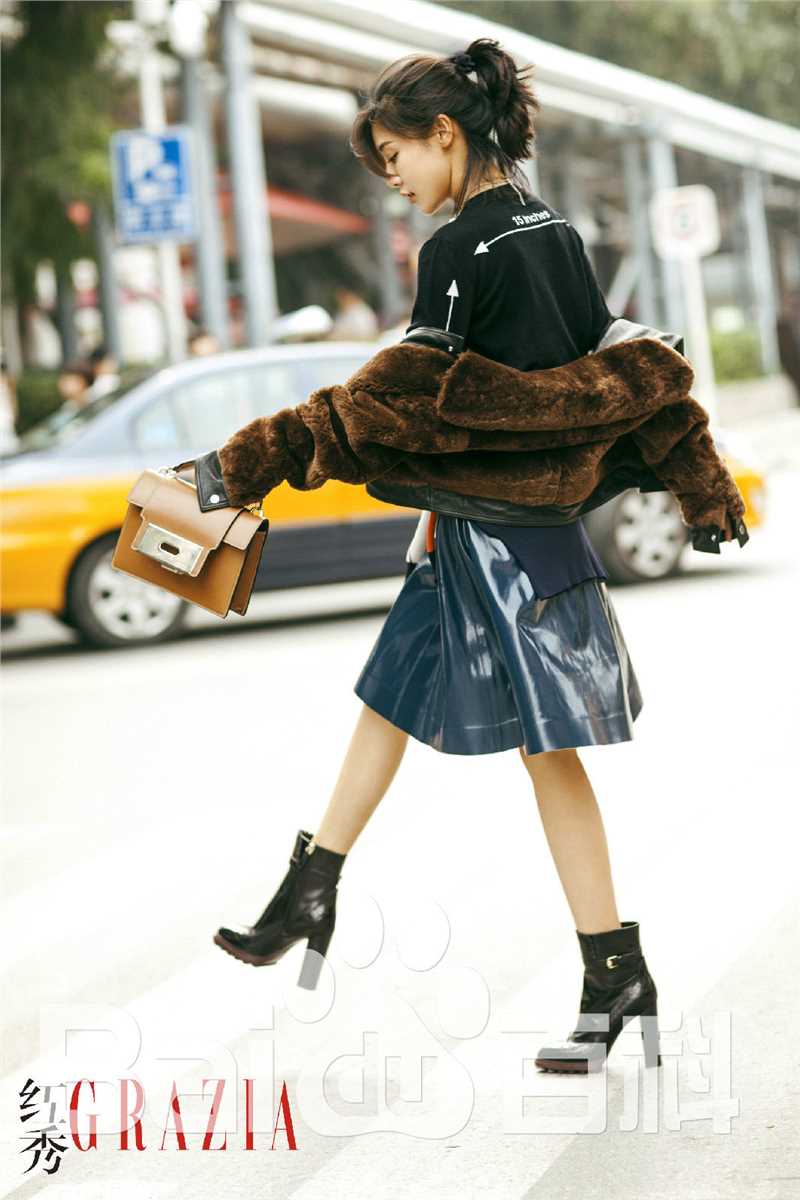 邓家佳(Deng Jiajia)在《红秀》中的