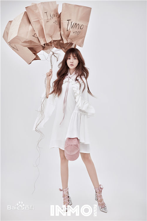 最新邓家佳(Deng Jiajia)在《INMO》中的壁纸