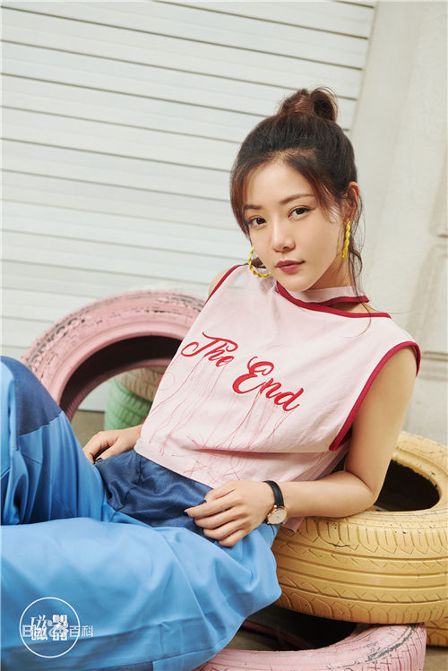 高清邓家佳(Deng Jiajia)在《磁器》中的图册