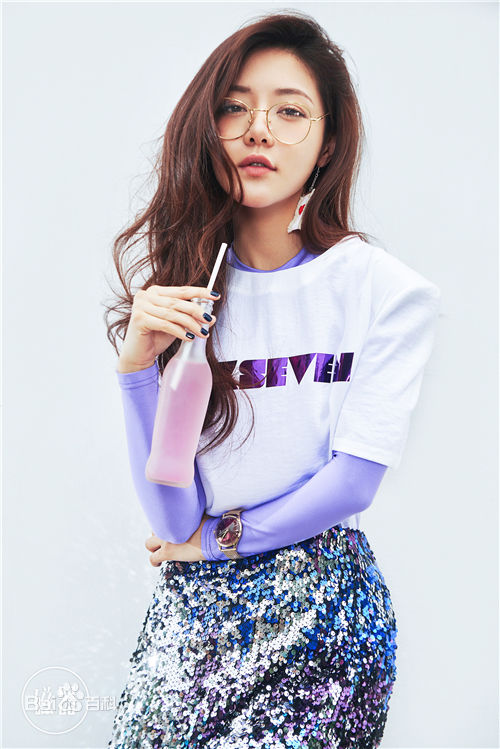 高清邓家佳(Deng Jiajia)在《磁器》中的图册