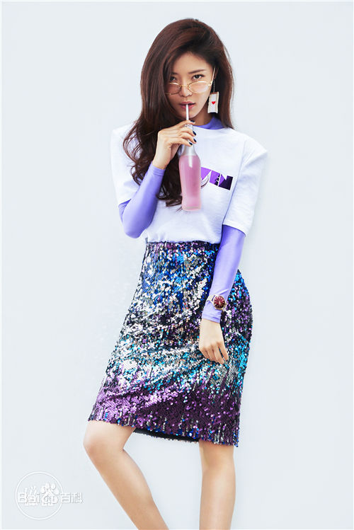 高清邓家佳(Deng Jiajia)在《磁器》中的图册