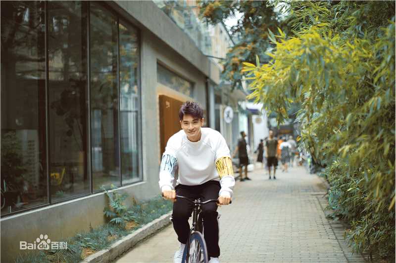 郑凯白色卫衣街拍