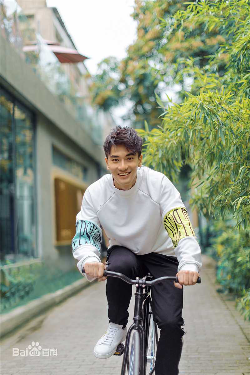 郑凯白色卫衣街拍