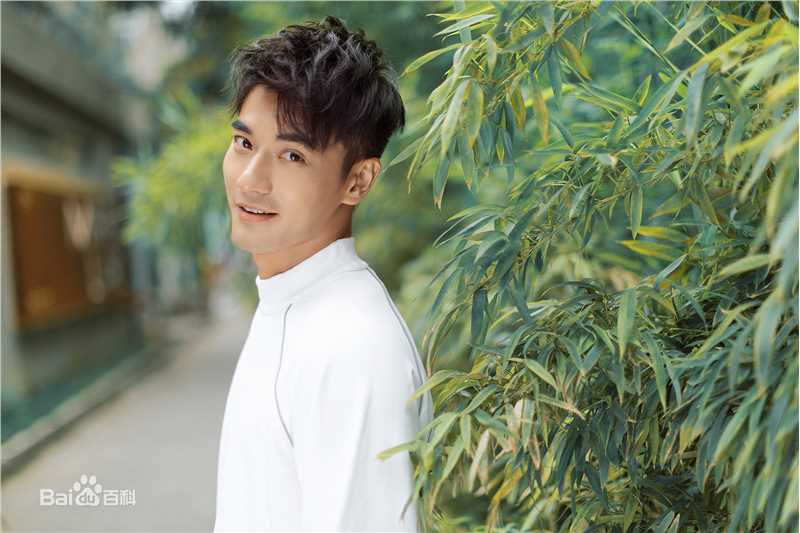 郑凯白色卫衣街拍