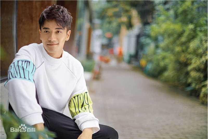 郑凯白色卫衣街拍