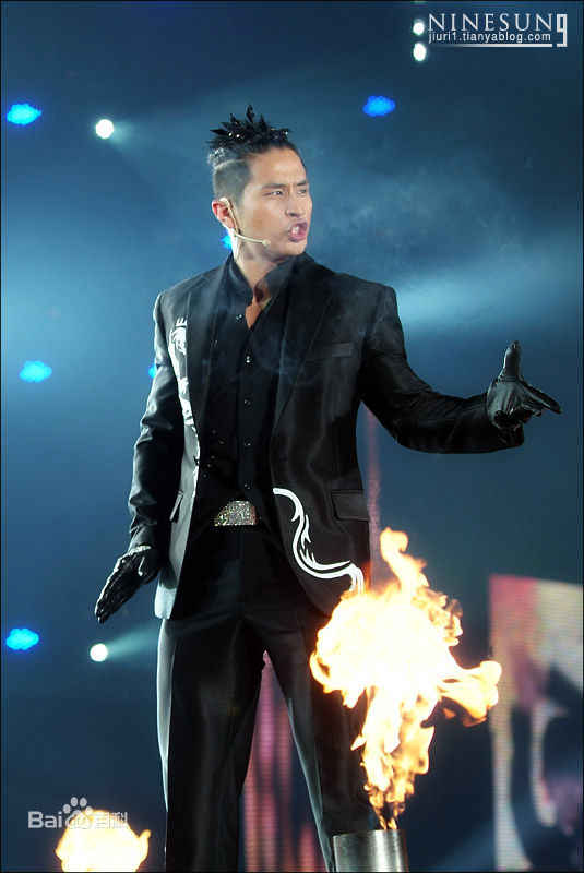 刘承俊(Yoo Seung Jun/Steve)JUN哥海口演出现场壁纸壁纸