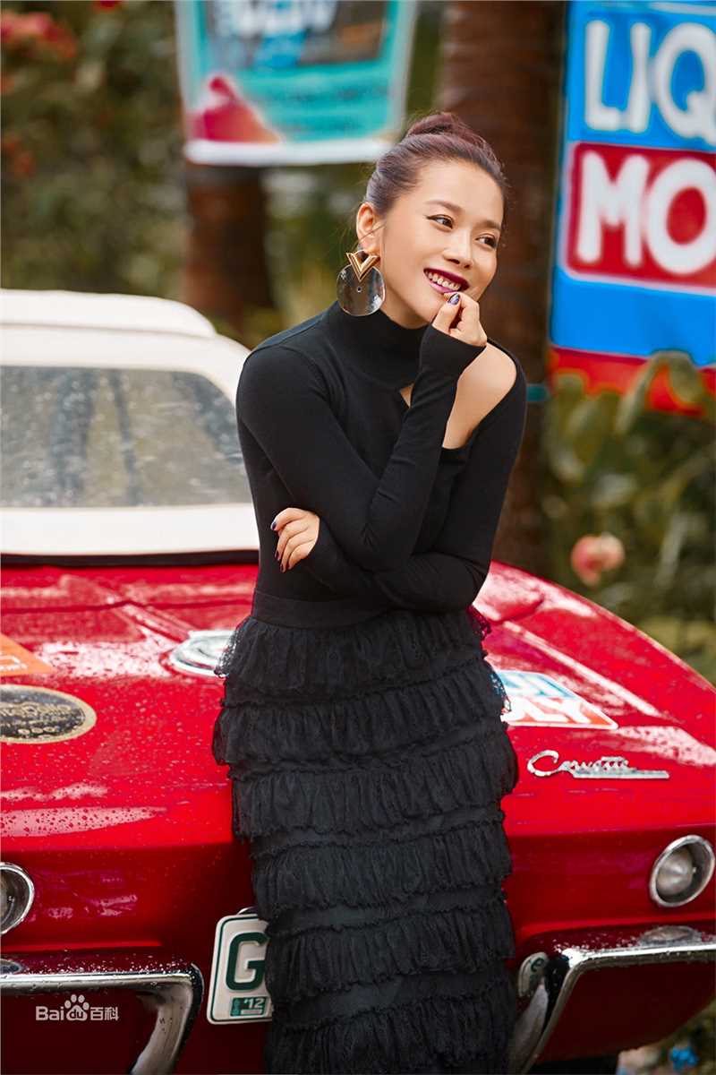 邓紫衣街拍大片