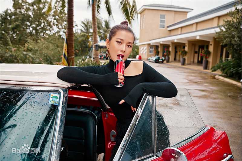 邓紫衣街拍大片