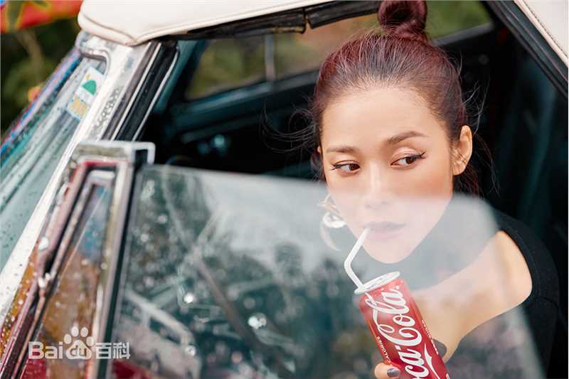 邓紫衣街拍大片