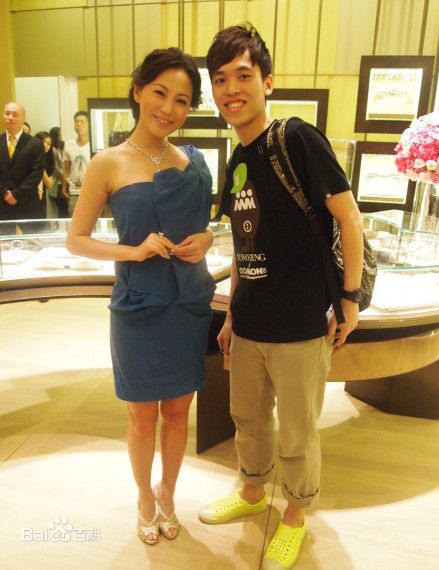 刘心悠(Annie Liu (Annie Lau))合照性感图片壁纸