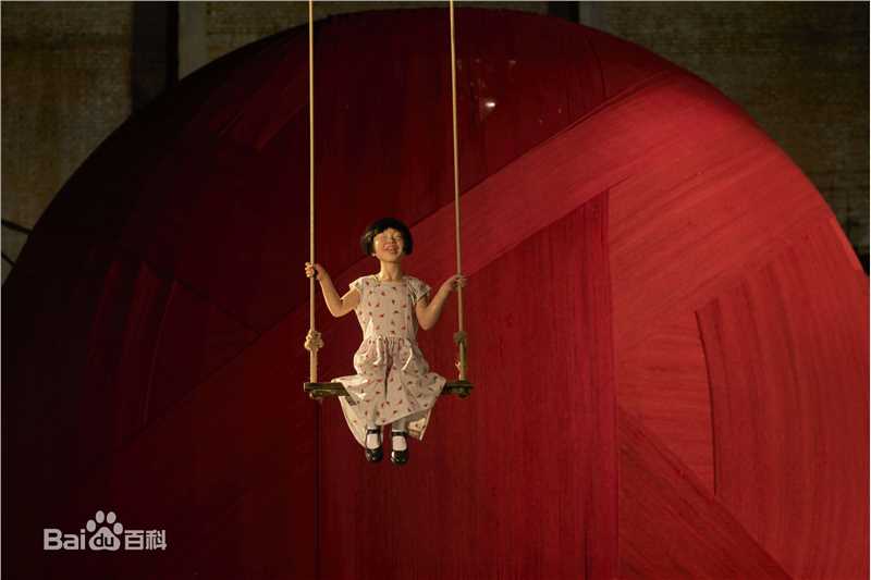 《女孩与秋千》装置 硅胶 尺寸: 120x40 cm