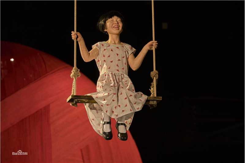 《女孩与秋千》装置 硅胶 尺寸: 120x40 cm