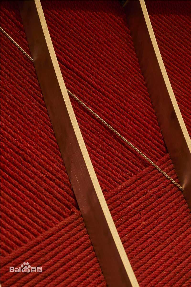 《母亲的味道》毛线球装置 直径9米 麻绳、钢材，喷雾装置