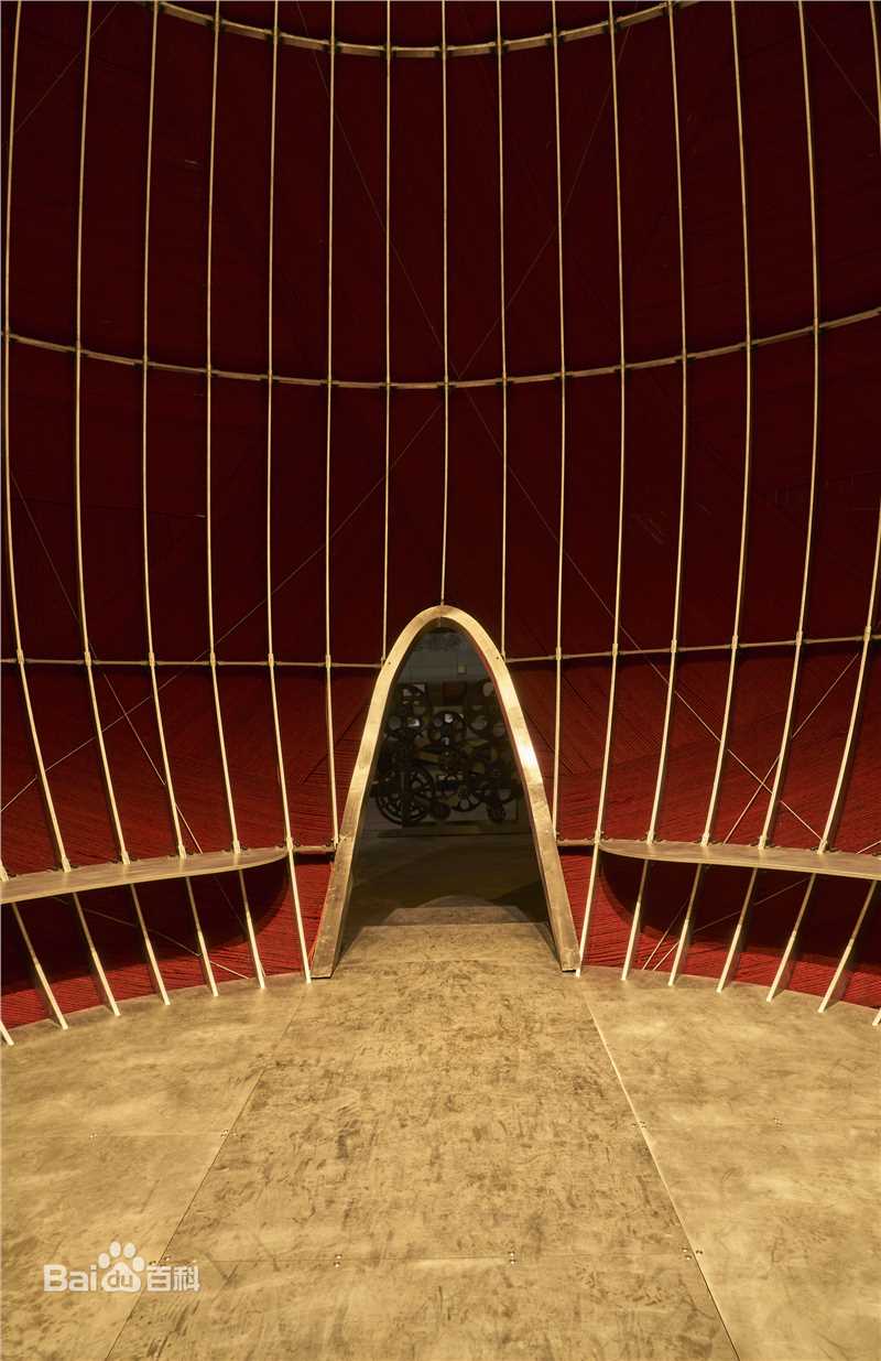 《母亲的味道》毛线球装置 直径9米 麻绳、钢材，喷雾装置