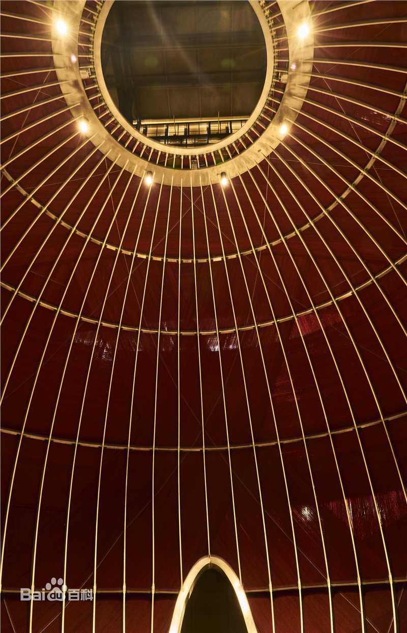 《母亲的味道》毛线球装置 直径9米 麻绳、钢材，喷雾装置