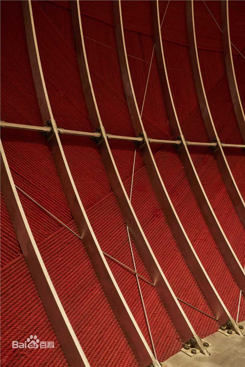 《母亲的味道》毛线球装置 直径9米 麻绳、钢材，喷雾装置