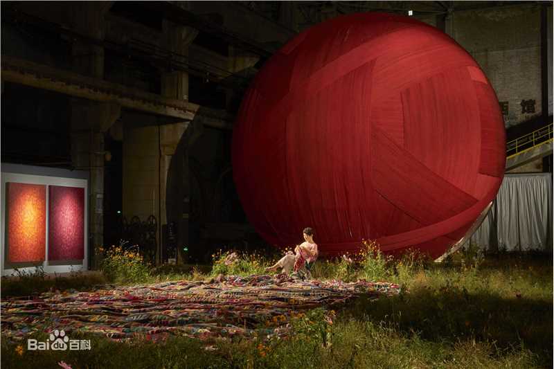 《母亲的味道》毛线球装置 直径9米 麻绳、钢材，喷雾装置