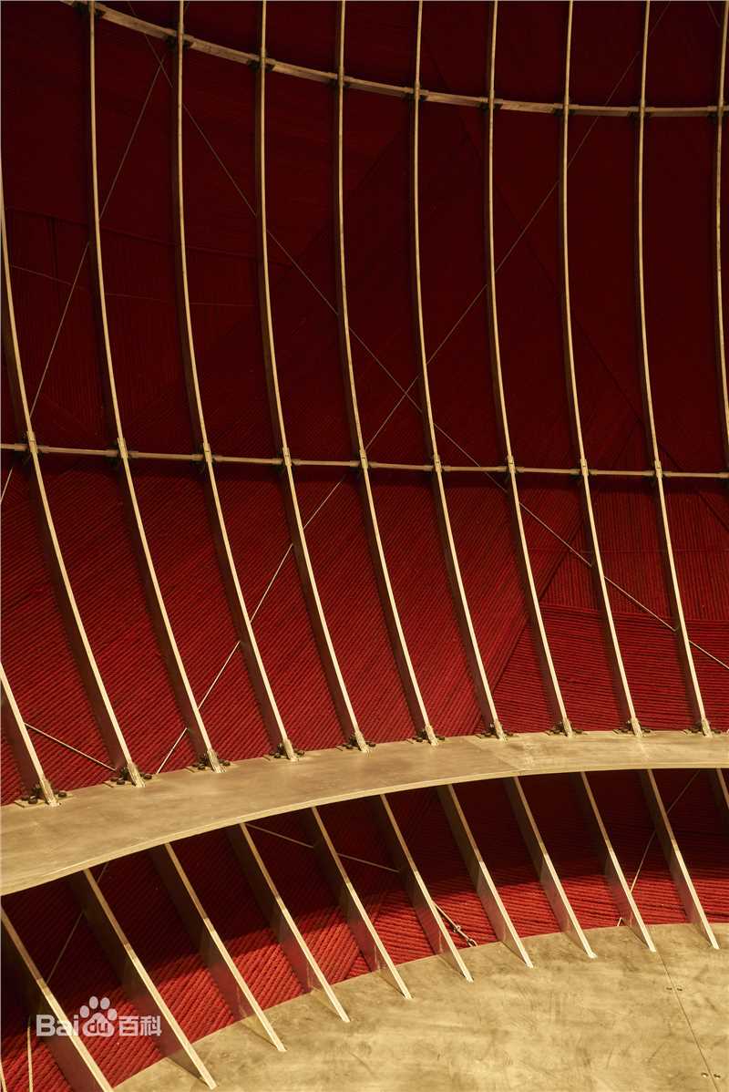 《母亲的味道》毛线球装置 直径9米 麻绳、钢材，喷雾装置