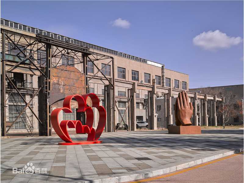 《怀抱二号》橙红色喷漆不锈钢 尺寸：406.8x315.3x200 cm