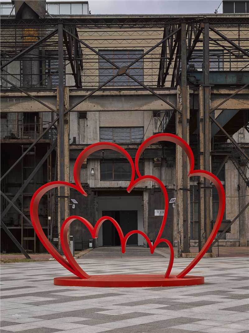 《怀抱二号》橙红色喷漆不锈钢 尺寸：406.8x315.3x200 cm