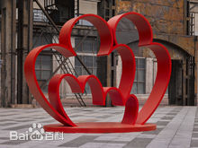 《怀抱二号》橙红色喷漆不锈钢 尺寸：406.8x315.3x200 cm