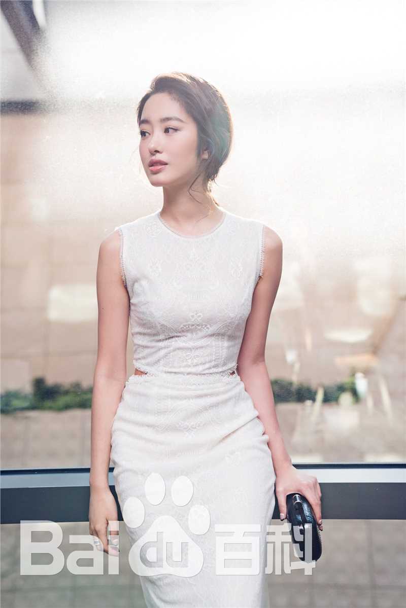 最新杨采钰(ora)在《夏天十九岁的肖像》中的壁纸