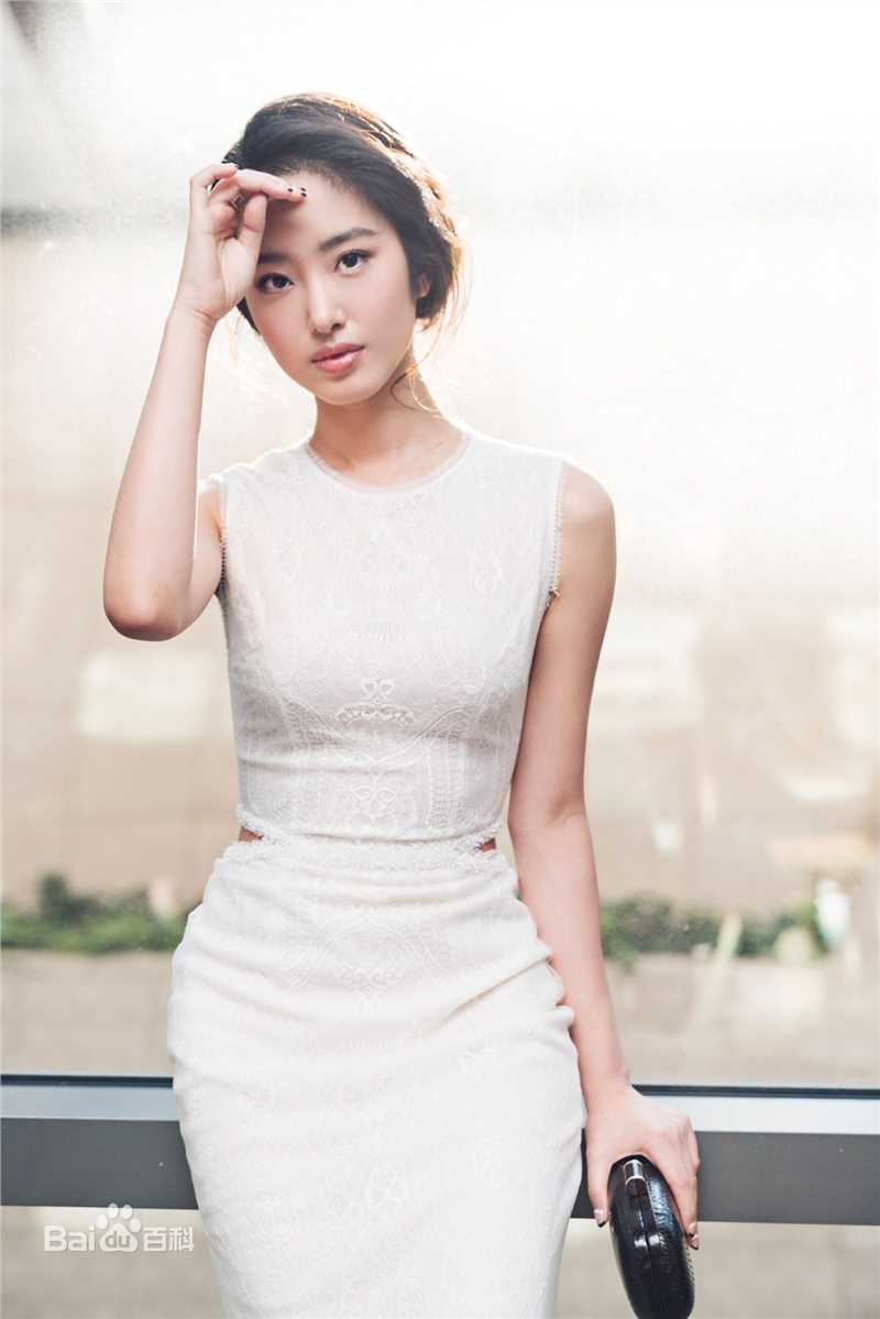 最新杨采钰(ora)在《夏天十九岁的肖像》中的壁纸