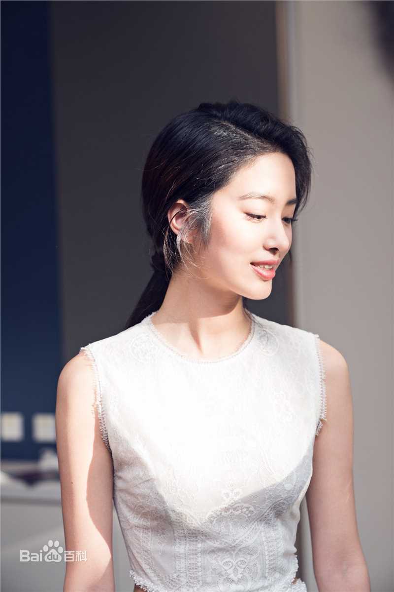 最新杨采钰(ora)在《夏天十九岁的肖像》中的壁纸