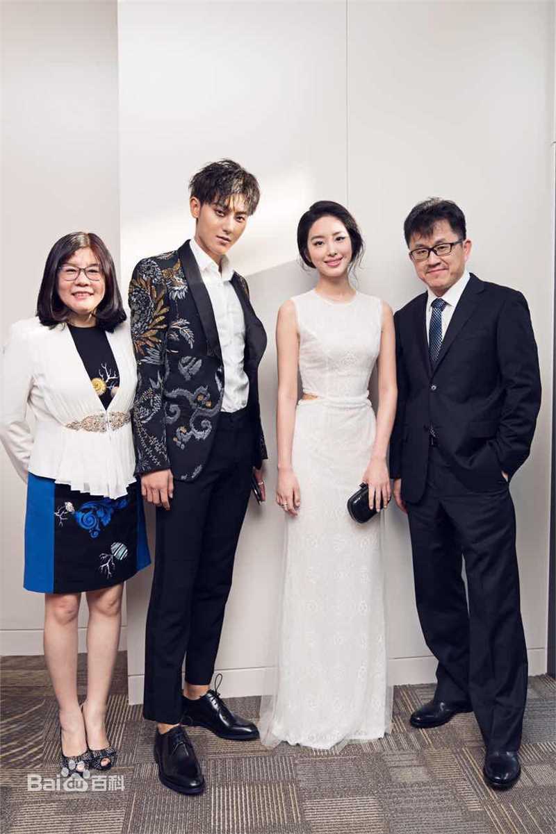 最新杨采钰(ora)在《夏天十九岁的肖像》中的壁纸