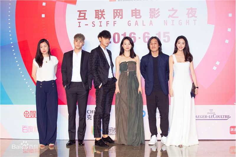 最新杨采钰(ora)在《夏天十九岁的肖像》中的壁纸