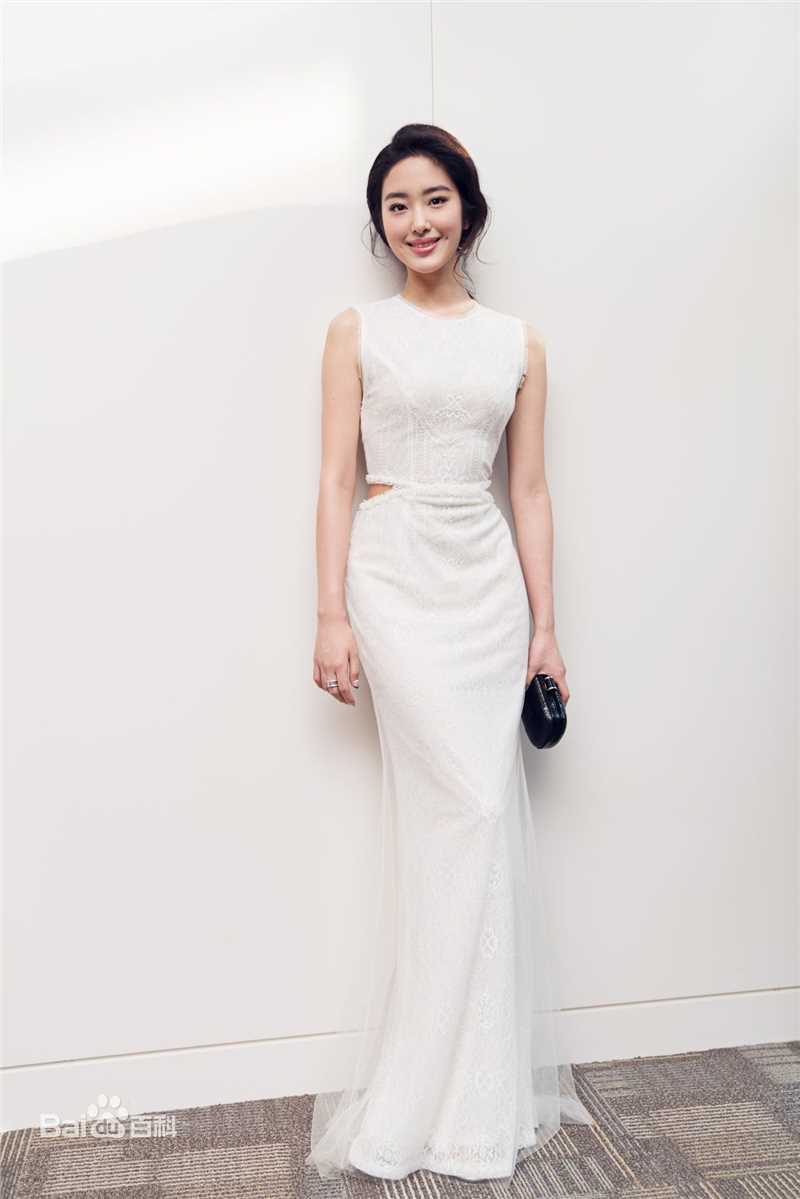 最新杨采钰(ora)在《夏天十九岁的肖像》中的壁纸