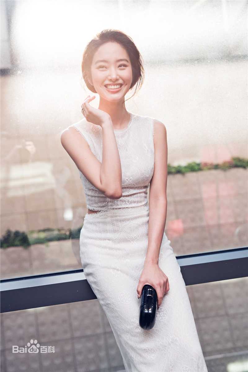 最新杨采钰(ora)在《夏天十九岁的肖像》中的壁纸