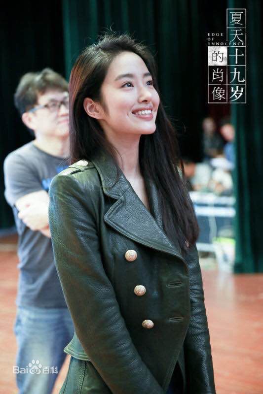 最新杨采钰(ora)在《夏天十九岁的肖像》中的壁纸