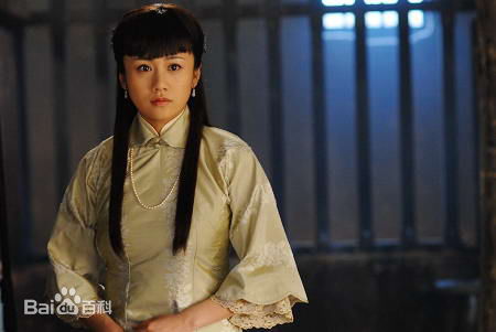 新一剪梅饰演万秋玲