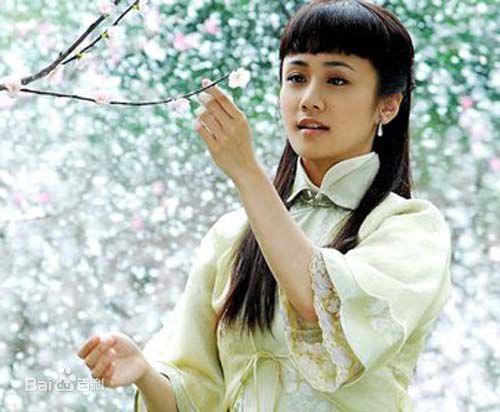 新一剪梅饰演万秋玲