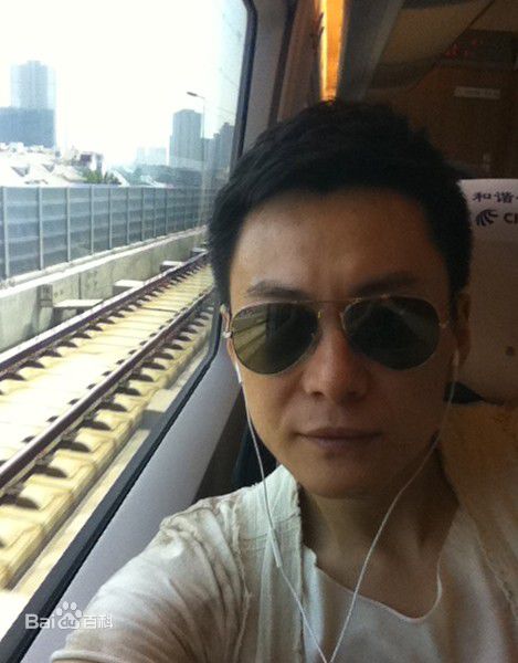 王斑  微博近照