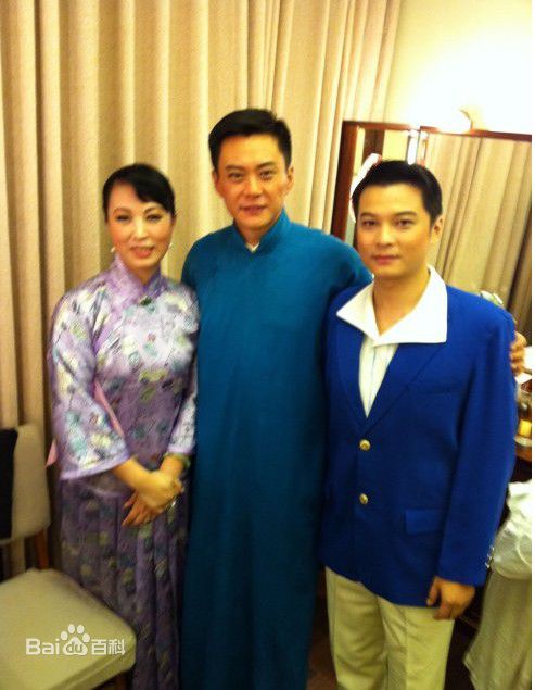 王斑  微博近照