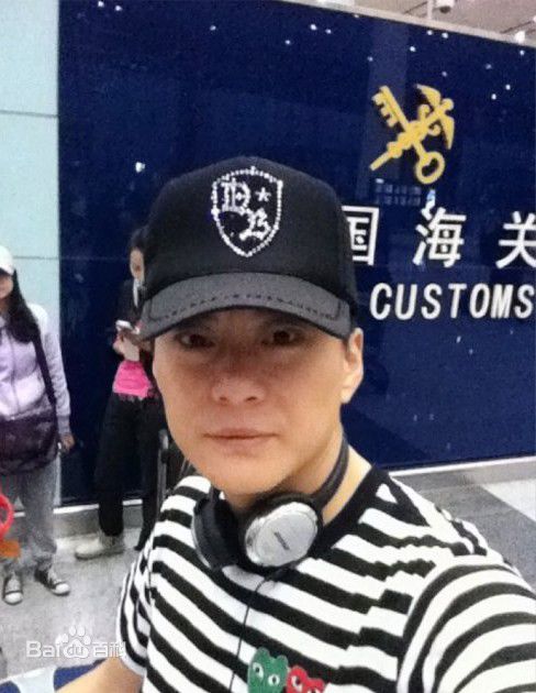 王斑  微博近照