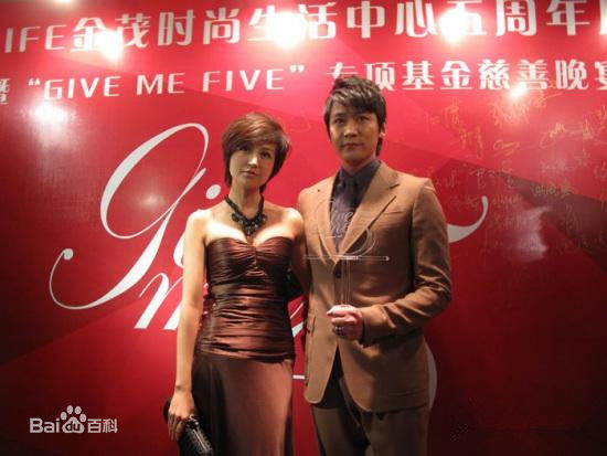 陆毅鲍蕾努力做公益 向玉树灾区捐20万善款