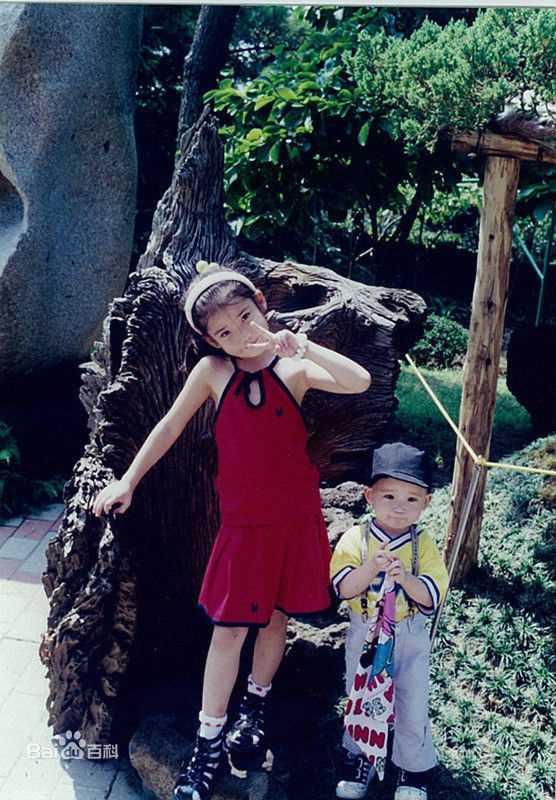 李知恩(IU（艺名）、 （韩文）、Lee Ji Eun（英文）)IU童年照图册