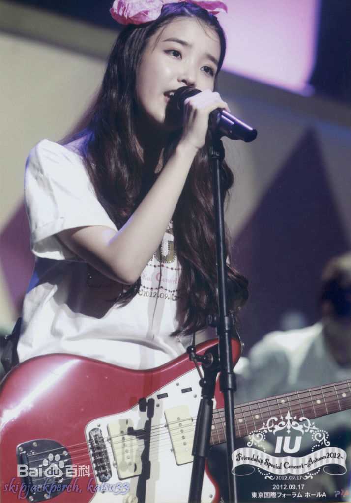 李知恩(IU（艺名）、 （韩文）、Lee Ji Eun（英文）)演出LIVE素颜照相册