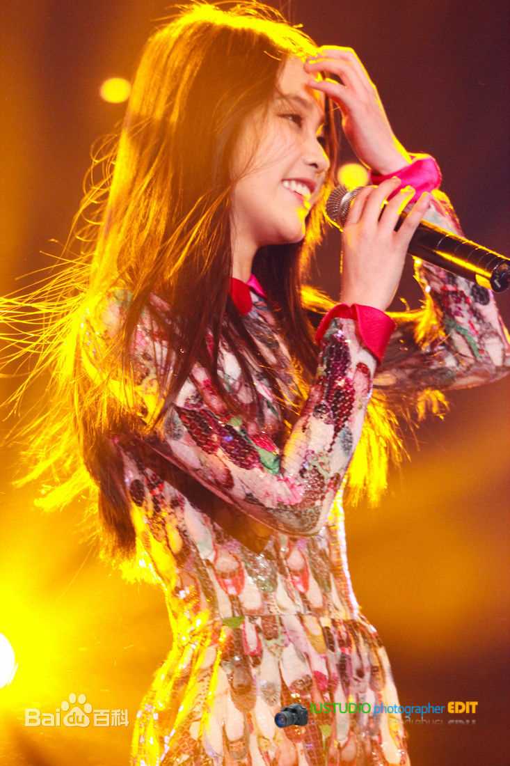 李知恩(IU（艺名）、 （韩文）、Lee Ji Eun（英文）)演出LIVE素颜照相册