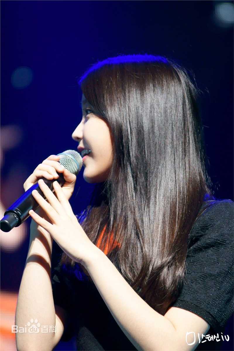 李知恩(IU（艺名）、 （韩文）、Lee Ji Eun（英文）)演出LIVE素颜照相册