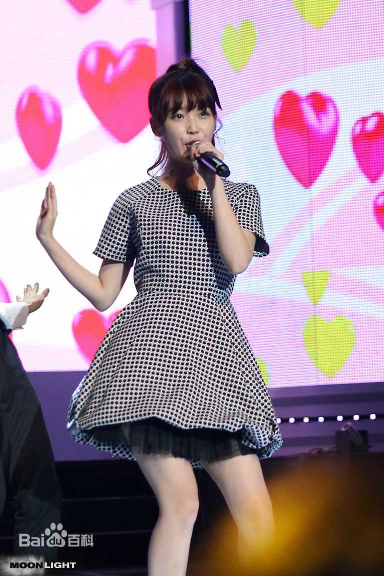 李知恩(IU（艺名）、 （韩文）、Lee Ji Eun（英文）)演出LIVE素颜照相册