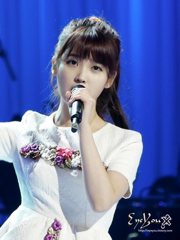 李知恩(IU（艺名）、 （韩文）、Lee Ji Eun（英文）)演出LIVE素颜照相册