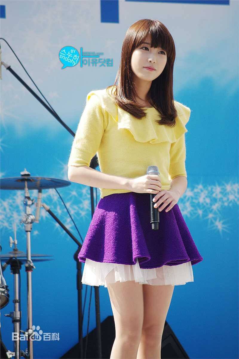 李知恩(IU（艺名）、 （韩文）、Lee Ji Eun（英文）)演出LIVE素颜照相册